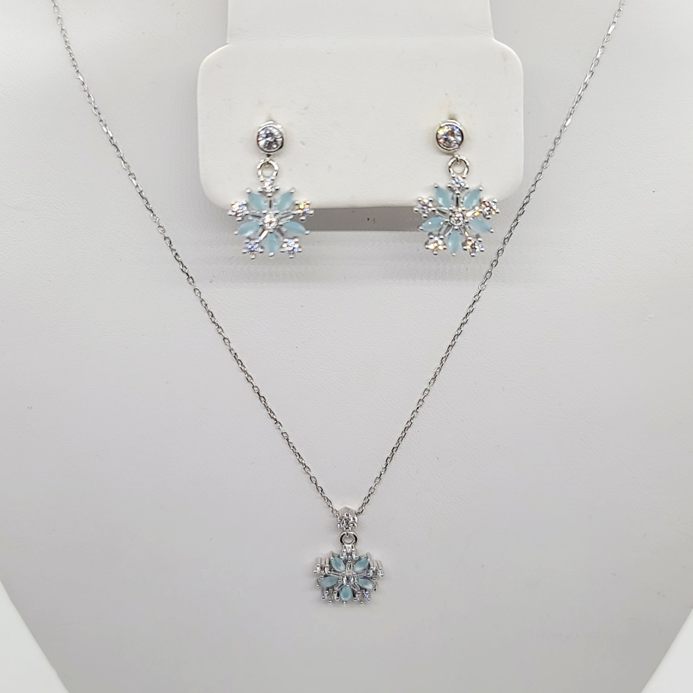 Beautiful Snow Flake Sterling Silver Necklace and earrings